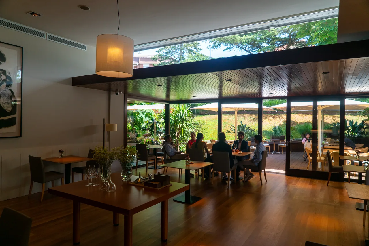 Cafetería del hotel con mesas junto al ventanal