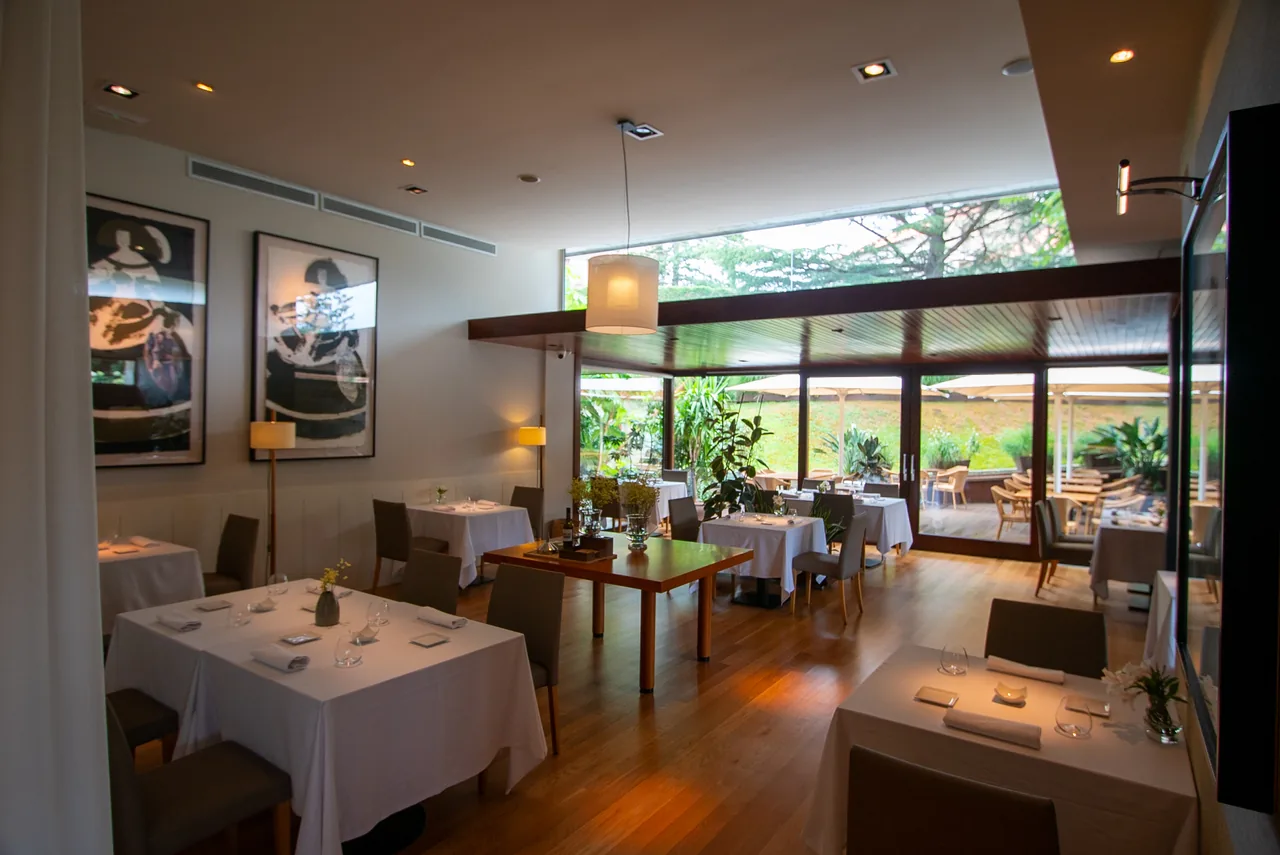 Comedor del restaurante con ventanal al jardín