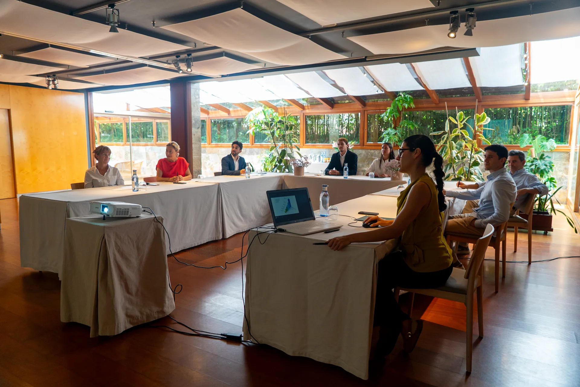 Sala del Hotel Jaizkibel con montaje en U durante una reunión corporativa